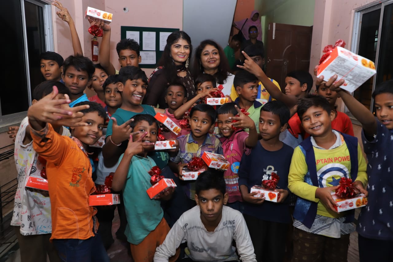 Aakanksha Manglani celebrates Diwali with the underprivileged children