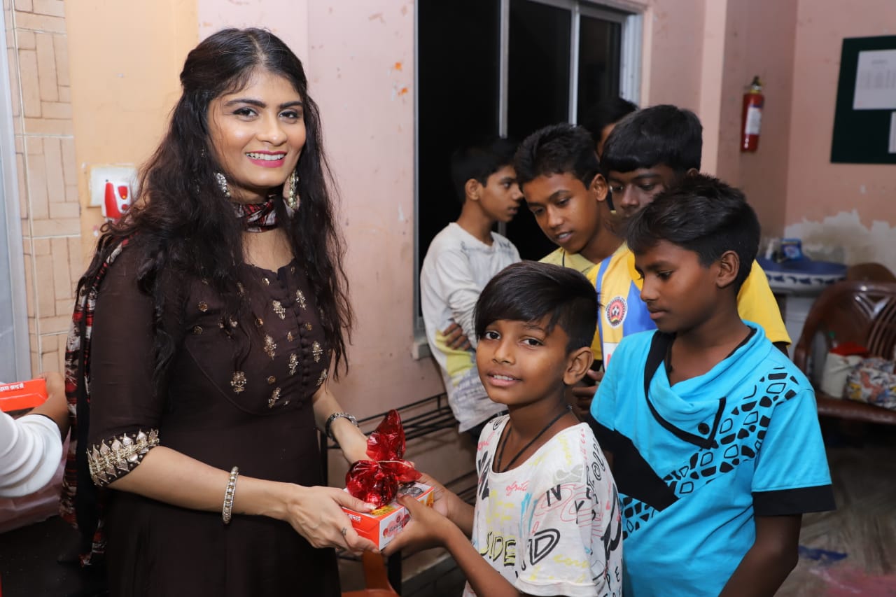 Aakanksha Manglani celebrates Diwali with the underprivileged children