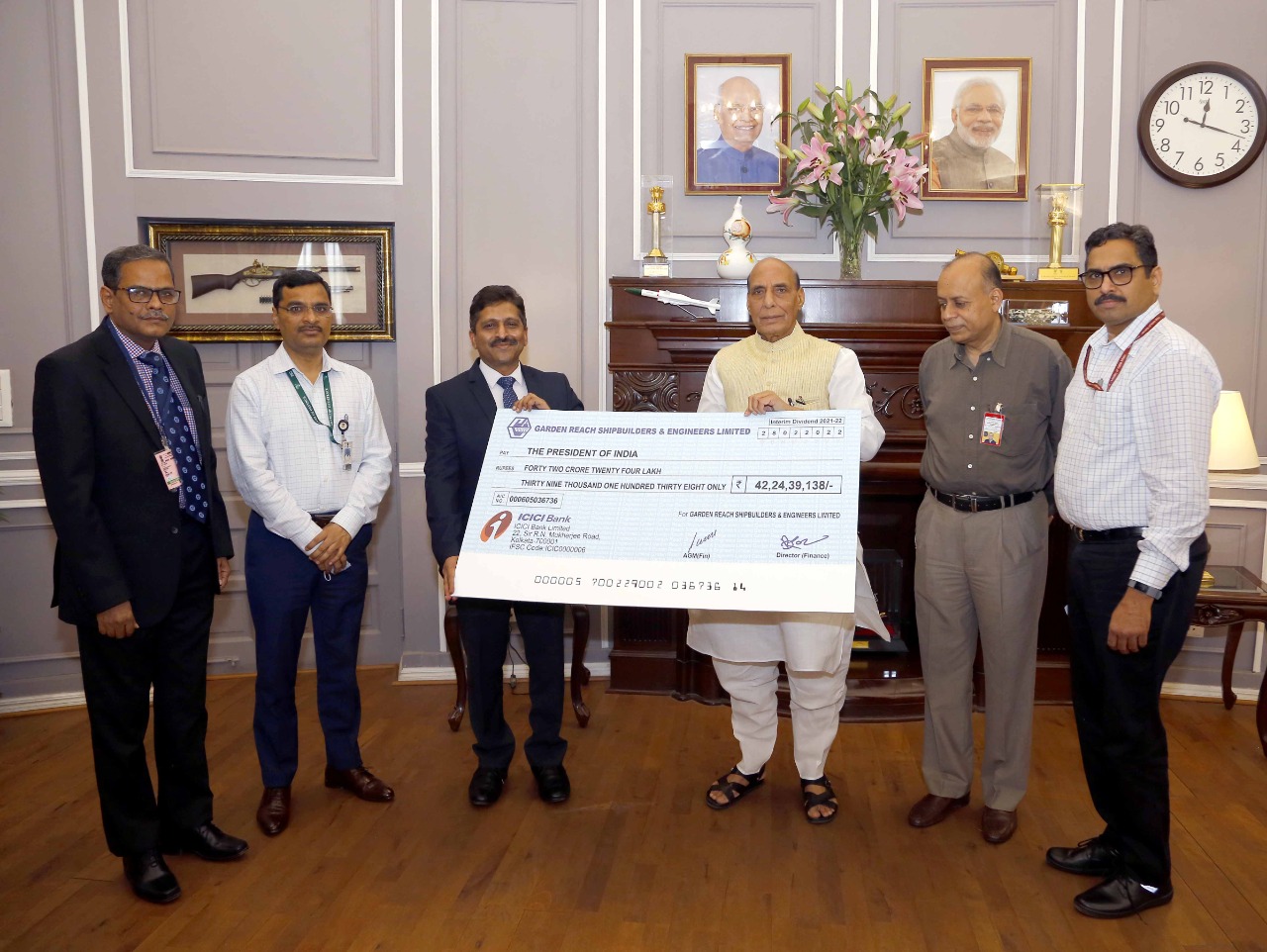 GRSE Pays Interim Dividend of Rs. 56.70 Crores for FY 2021-22:  Hands Over Dividend Cheque to Government of India